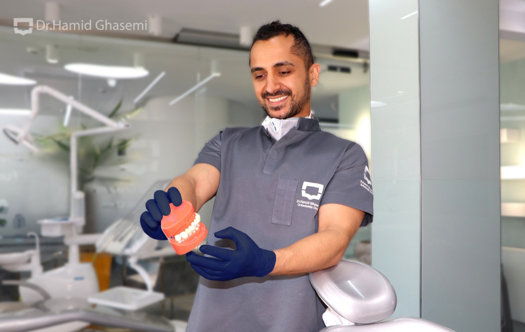 بهترین متخصص ارتودنسی در تهران در حال بررسی طرح درمان